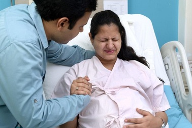 Bà mẹ trẻ tự đỡ đẻ, không cắt rốn trẻ ở Hưng Yên