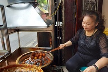 Quán bánh rán 3 thập kỷ ở Hà Nội, thu về 20 triệu mỗi ngày