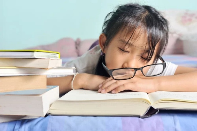 Áp lực thi cử khiến nhiều học sinh luôn trong tình trạng mệt mỏi, mất ngủ.
Ảnh minh họa