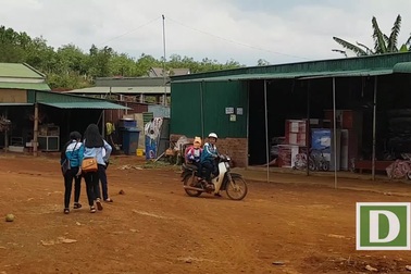 Học sinh trung học vô tư đi xe phân khối lớn đến trường