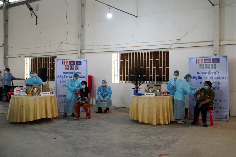 Phnom Penh bị phong tỏa, dân Campuchia càn quét siêu thị tích thực phẩm - 6 Phnom Penh bị phong tỏa, dân Campuchia càn quét siêu thị tích thực phẩm - 6
