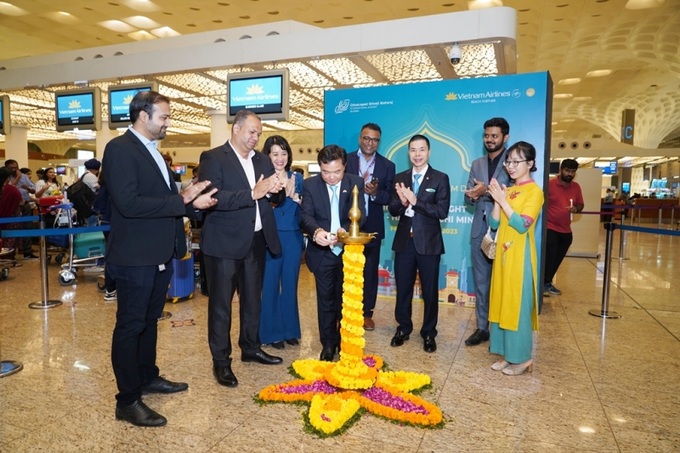 Ông Hoàng Tùng, Tổng lãnh sự Việt Nam tại Mumbai, cùng đại diện lãnh đạo Vietnam Airlines và sân bay Chhatrapati Shivaji Maharaj thực hiện nghi lễ khai trương 