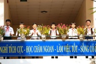 Nhặt được cọc tiền lớn, nhóm nam sinh nhờ công an tìm người đánh rơi