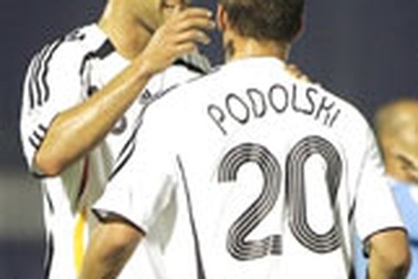 Đức “thảm sát” San Marino, CH Séc thắng derby Tiệp Khắc