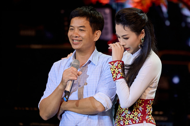 "Nàng thơ Hà thành" Dương Huệ bật khóc trên sân khấu kỷ niệm 5 năm ca hát