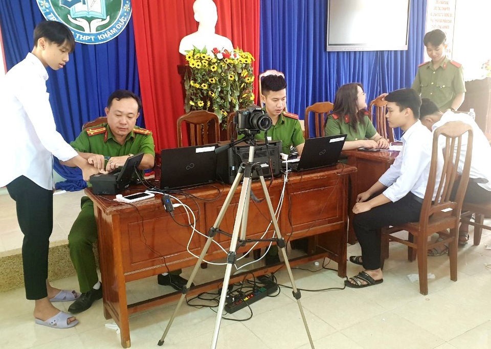 Cấp thẻ căn cước công dân: Công an bế trẻ em, đưa đón người già - 4 Cấp thẻ căn cước công dân: Công an bế trẻ em, đưa đón người già - 4