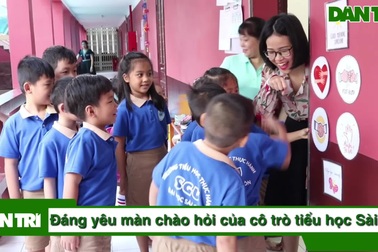 Đáng yêu màn chào hỏi của cô trò tiểu học Sài Gòn