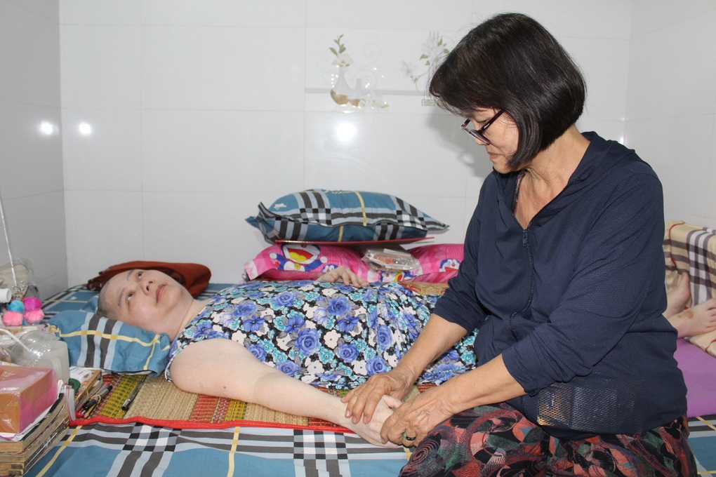 Cơn đau bất ngờ với cô gái và ước mơ gõ đầu trẻ mãi dừng ở tuổi 20 - 5 Cơn đau bất ngờ với cô gái và ước mơ gõ đầu trẻ mãi dừng ở tuổi 20 - 5