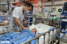 Cầm hơn trăm ngàn đồng nhập viện, ông bố H'mông khẩn cầu "xin cứu con cháu"