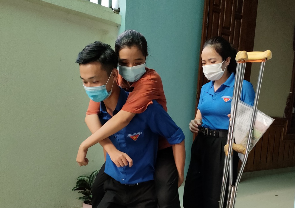 Xúc động hình ảnh tình nguyện viên đến tận nhà cõng thí sinh đi thi - 2 Xúc động hình ảnh tình nguyện viên đến tận nhà cõng thí sinh đi thi - 2