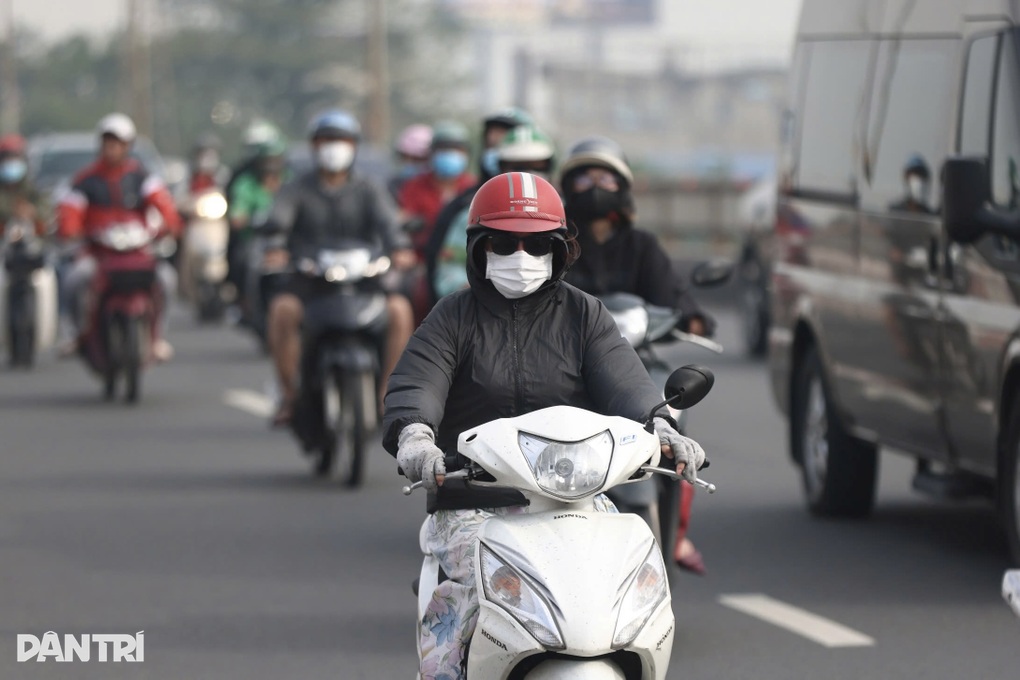 TPHCM se lạnh sáng đầu tuần, người dân mặc thêm áo giữ ấm - 1 TPHCM se lạnh sáng đầu tuần, người dân mặc thêm áo giữ ấm - 1