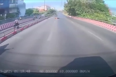 Người đi xe máy xử lý đầy khó hiểu, đâm mạnh vào đuôi ô tô