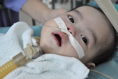 Ánh mắt cầu cứu của bé 5 tháng tuổi bị tim bẩm sinh