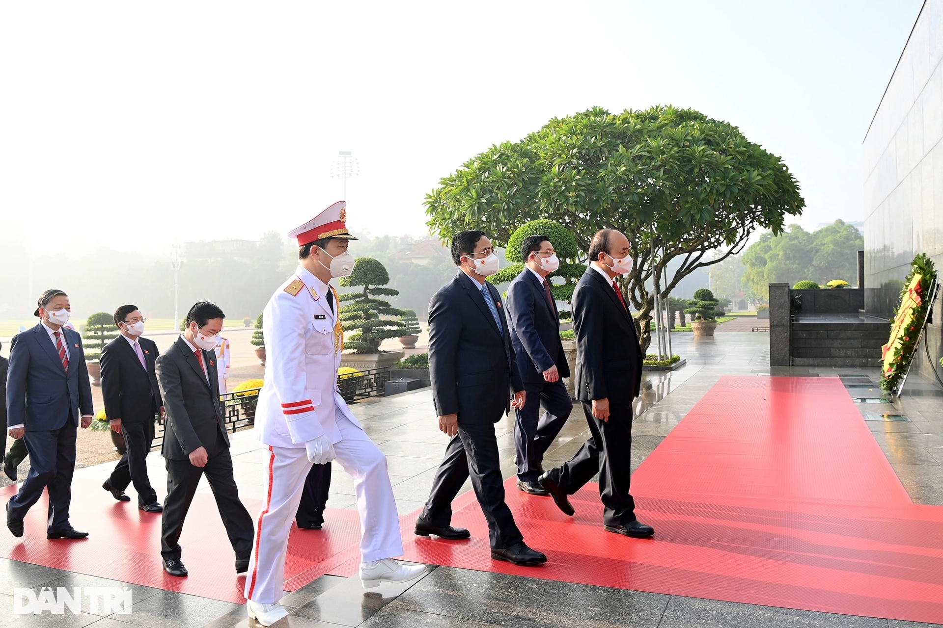 Đoàn đại biểu Quốc hội dự kỳ họp thứ 2 vào Lăng viếng Chủ tịch Hồ Chí Minh - 5 Đoàn đại biểu Quốc hội dự kỳ họp thứ 2 vào Lăng viếng Chủ tịch Hồ Chí Minh - 5