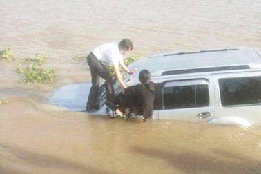 Ô tô tông chết nhân viên trên phà rồi lao xuống sông