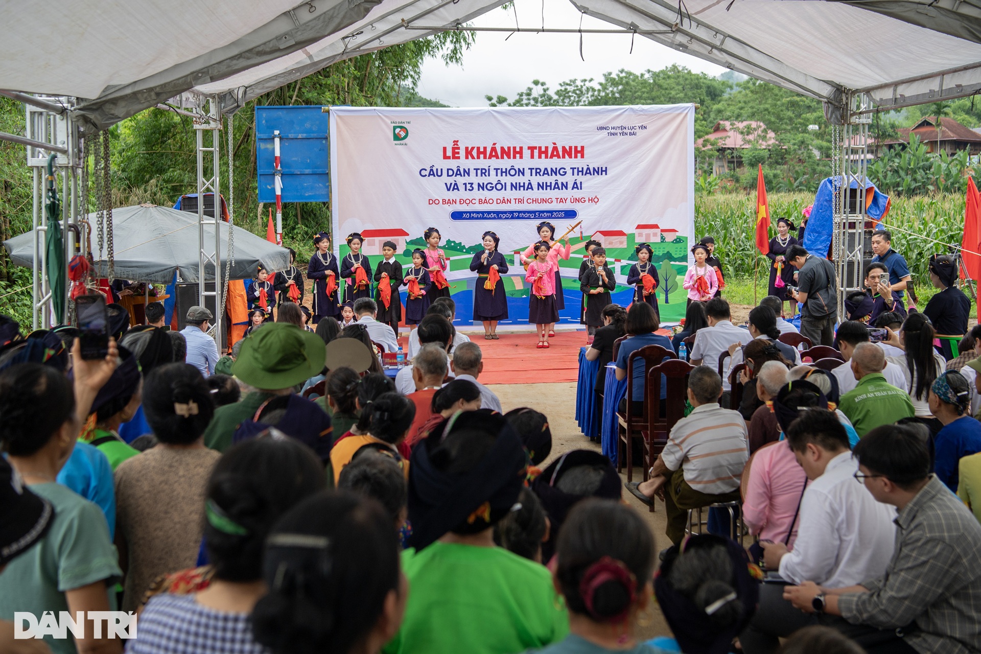 Niềm vui vỡ òa ngày khánh thành cây cầu mơ ước và 13 ngôi nhà Nhân ái - 8 Niềm vui vỡ òa ngày khánh thành cây cầu mơ ước và 13 ngôi nhà Nhân ái - 8