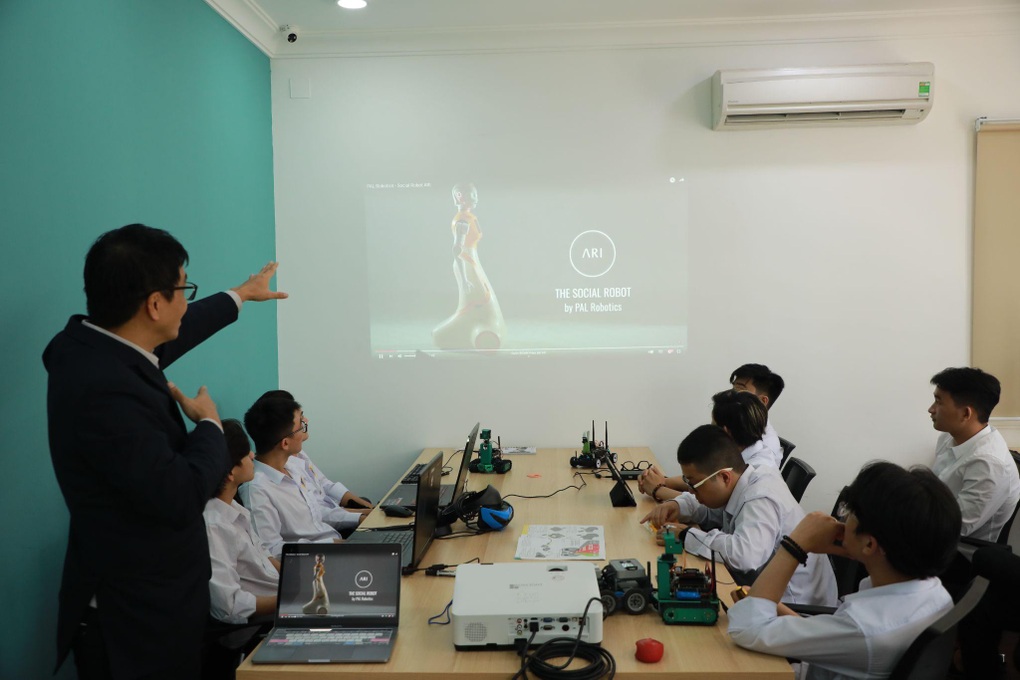 SIU đưa công nghệ AI vào đào tạo marketing số - 1