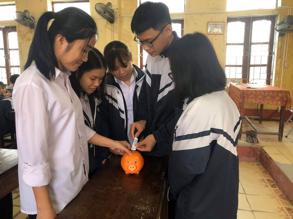 Thầy trò chung tay giúp học sinh nghèo đón Tết - 1 Thầy trò chung tay giúp học sinh nghèo đón Tết - 1