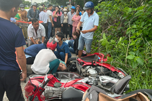 Ô tô tông 5 xe máy, người bị thương nằm la liệt trên vỉa hè