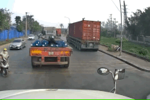 Sang đường bất cẩn, người phụ nữ đi xe máy đâm ngã hai xe khác