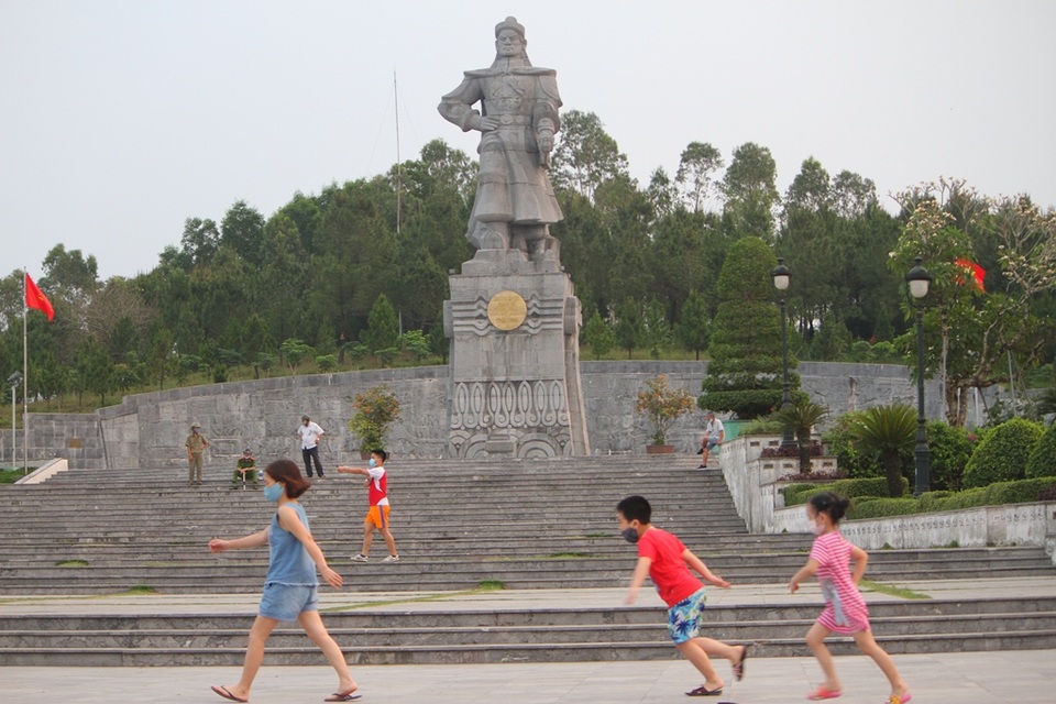 Nhiều người dân tụ tập chơi thể thao không đeo khẩu trang ở công viên - 12 Nhiều người dân tụ tập chơi thể thao không đeo khẩu trang ở công viên - 12