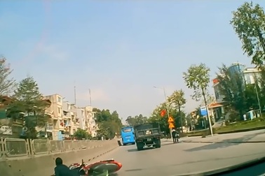 Cặp đôi đi xe máy lao vào dải phân cách đầy khó hiểu