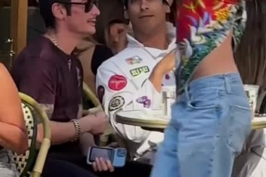 Cô gái Mỹ cầm biển "tìm chồng" khắp thành phố