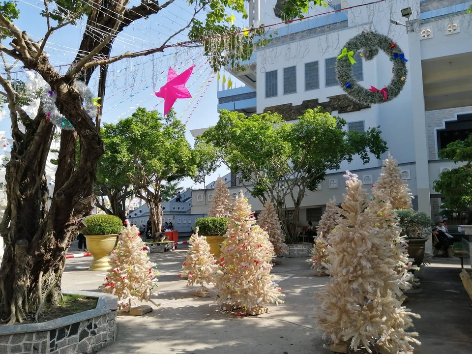 Các nhà thờ trang trí bắt mắt, đường phố đông nghịt người vui chơi đêm Noel - 21 Các nhà thờ trang trí bắt mắt, đường phố đông nghịt người vui chơi đêm Noel - 21
