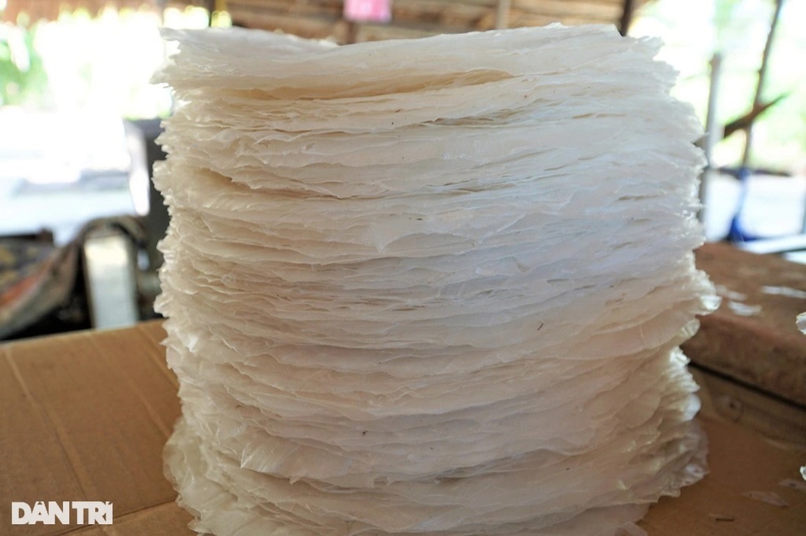 U60 tiết lộ bí quyết làm bánh tráng ngon không đủ bán cho khách - 4 U60 tiết lộ bí quyết làm bánh tráng ngon không đủ bán cho khách - 4