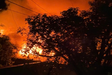 Chợ Bình Dương cháy dữ dội trong đêm