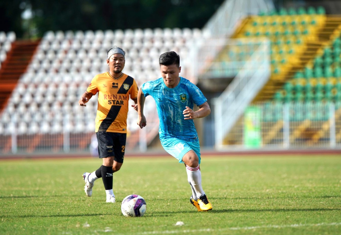 Hàng vạn khán giả Cần Thơ hào hứng xem Quang Hải đá bóng ở đất Tây Đô - 1