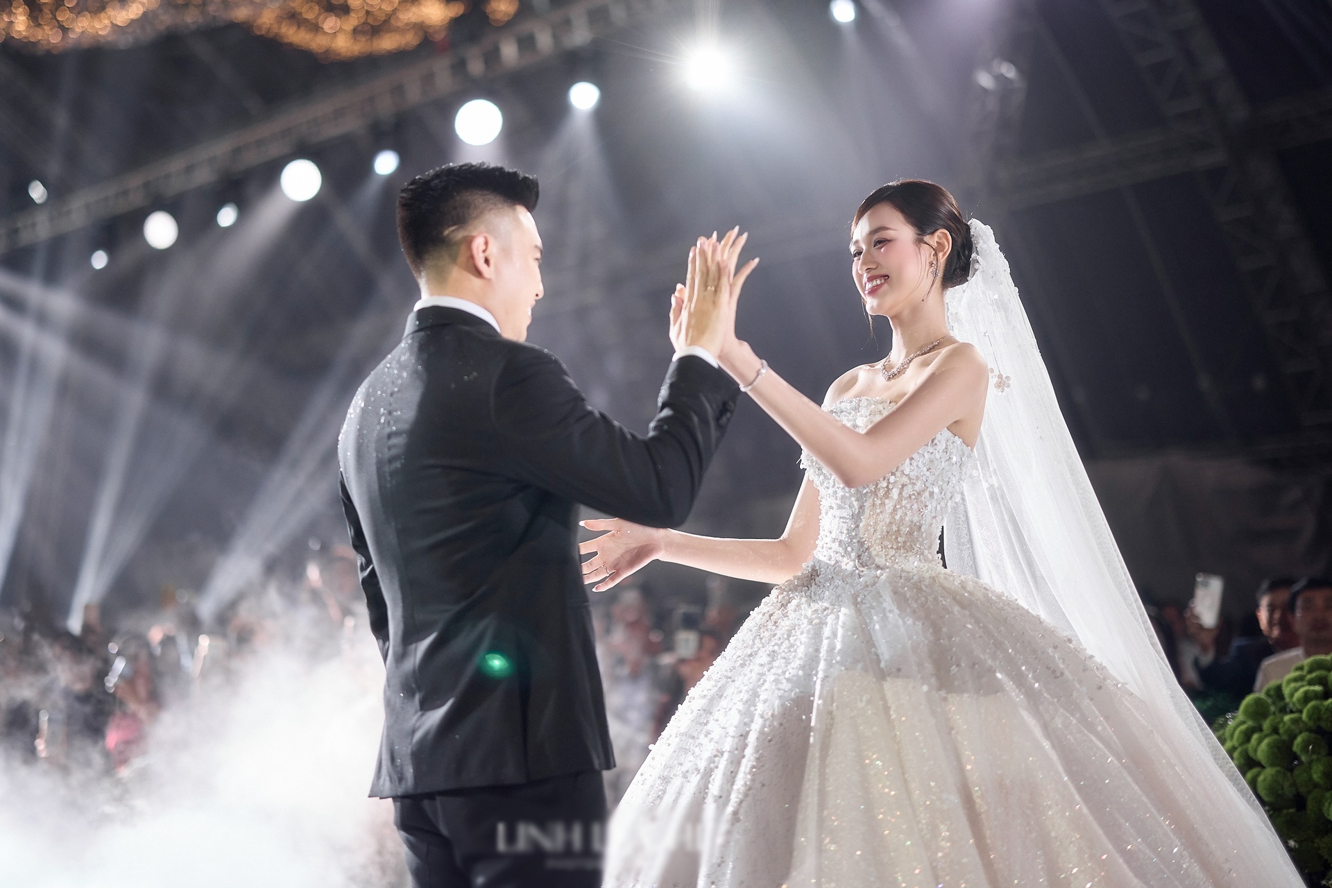 Lễ cưới Đỗ Thị Hà: Không gian 2.300m2, khoảnh khắc tình tứ gây chú ý - 10 Lễ cưới Đỗ Thị Hà: Không gian 2.300m2, khoảnh khắc tình tứ gây chú ý - 10