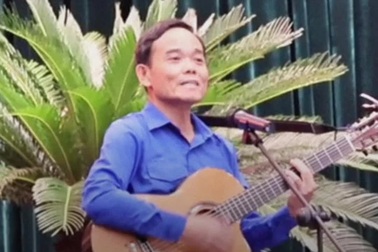 Bí thư Trần Lưu Quang ôm đàn, hòa giọng cùng thanh niên TP.HCM