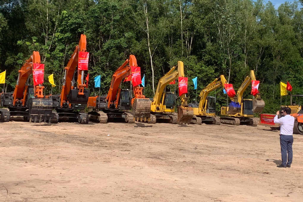 Khởi động lại dự án đường Hồ Chí Minh qua ba tỉnh sau 12 năm dừng thi công - 2 Khởi động lại dự án đường Hồ Chí Minh qua ba tỉnh sau 12 năm dừng thi công - 2