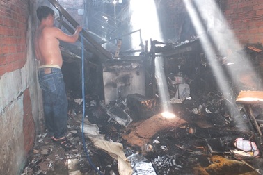 Nhà cháy rụi khi chủ đang đi tập thể dục