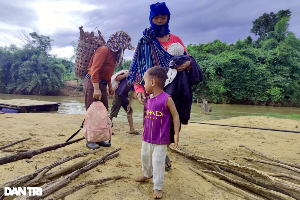 Thót tim nhìn phụ nữ, trẻ nhỏ đứng bè gỗ đu dây qua dòng nước xiết - 3 Thót tim nhìn phụ nữ, trẻ nhỏ đứng bè gỗ đu dây qua dòng nước xiết - 3