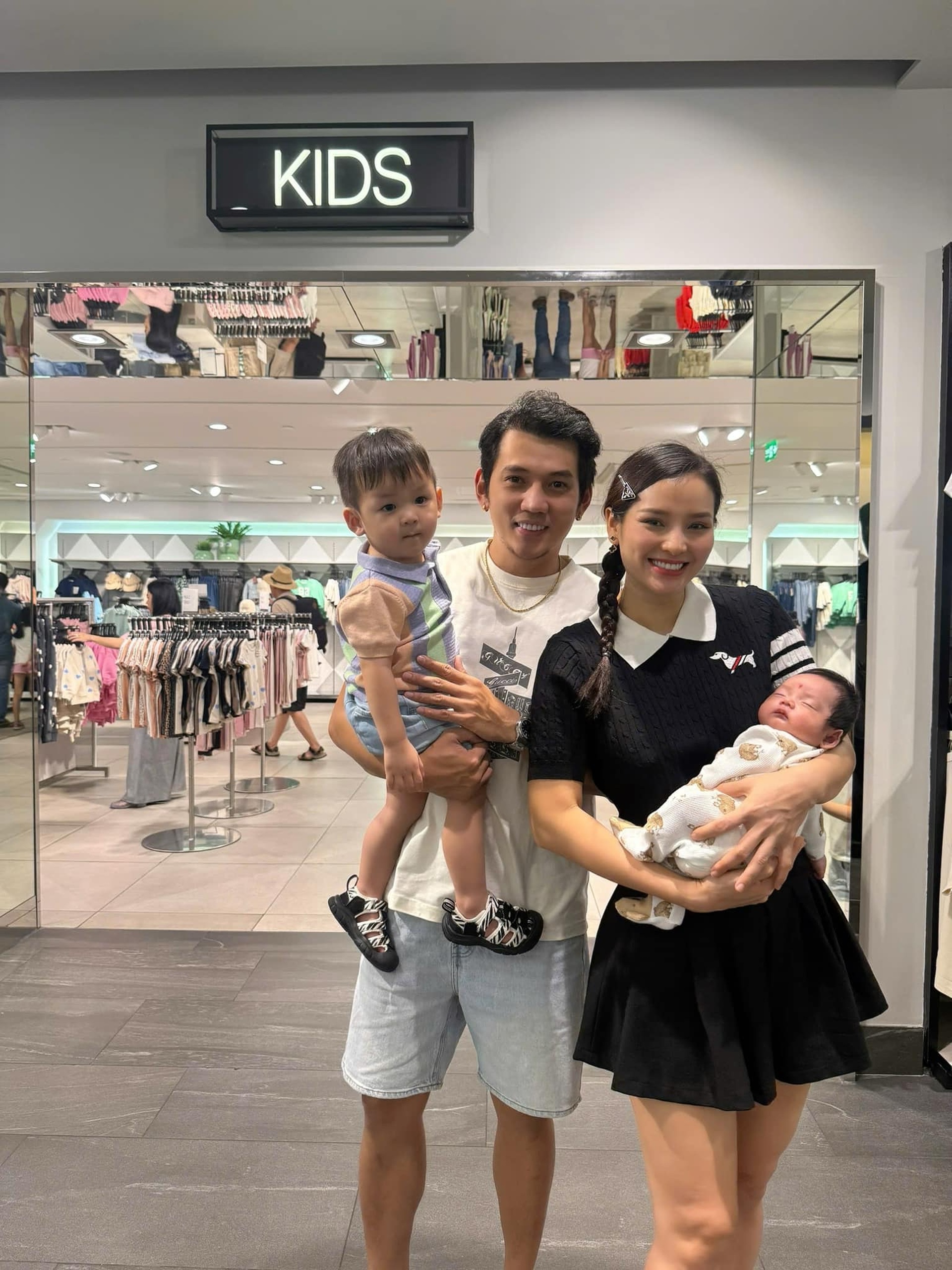 Phương Trinh Jolie sinh con lần 3: Vượt nhiều khó khăn, được chồng chăm sóc - 8 Phương Trinh Jolie sinh con lần 3: Vượt nhiều khó khăn, được chồng chăm sóc - 8