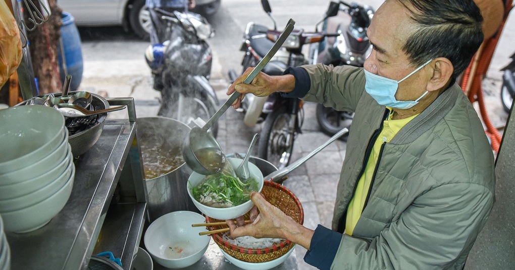 Gánh phở mưu sinh của ông lão 70 tuổi và chuyện lương hưu - 1 Gánh phở mưu sinh của ông lão 70 tuổi và chuyện lương hưu - 1