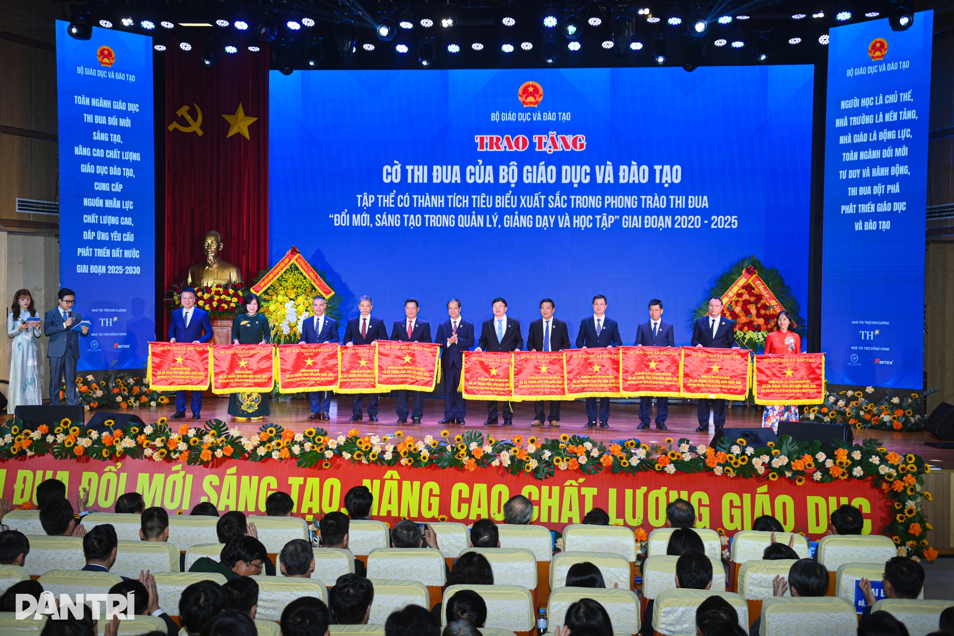 Chủ tịch nước Lương Cường dự Lễ kỷ niệm 20/11 tại Đại học Sư phạm Hà Nội - 9 Chủ tịch nước Lương Cường dự Lễ kỷ niệm 20/11 tại Đại học Sư phạm Hà Nội - 9