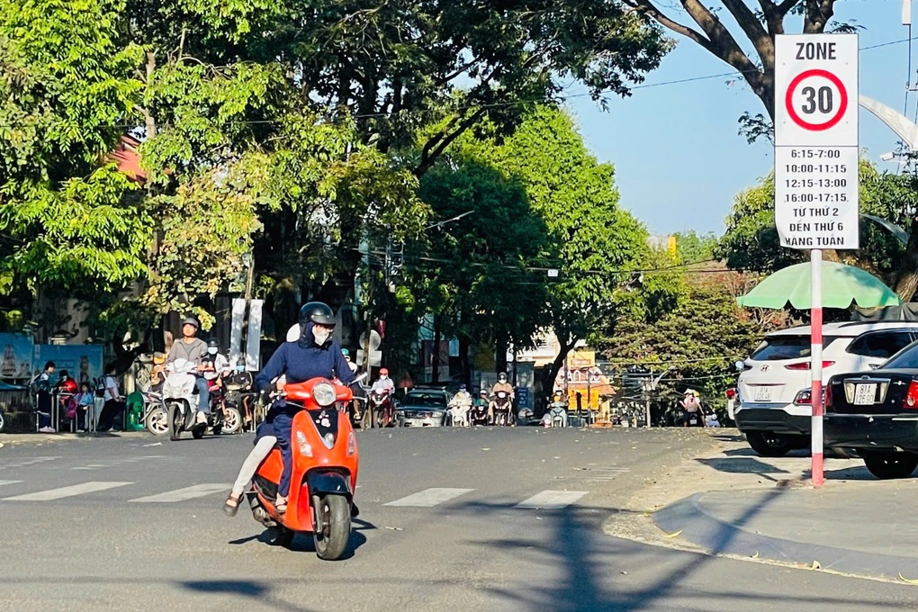 Vừa chạy xe, vừa đọc biển báo, xem đồng hồ và phân tích là... siêu nhân - 1 Vừa chạy xe, vừa đọc biển báo, xem đồng hồ và phân tích là... siêu nhân - 1