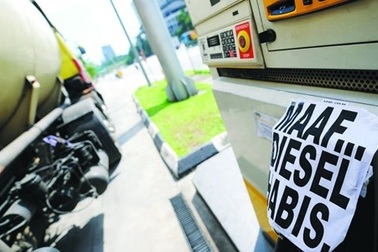 Vì sao giá xăng ở Việt Nam cao gấp đôi Malaysia?