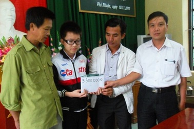Quà nhân ái tiếp tục đến với cậu học trò mù hiếu học   