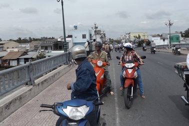 Một phụ nữ bỏ lại xe gắn máy rồi nhảy cầu tự vẫn