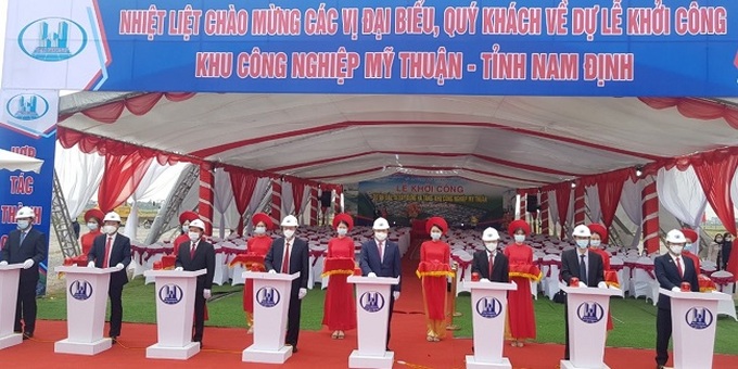 Các đại biểu bấm nút khởi công xây dựng hạ tầng KCN Mỹ Thuận.