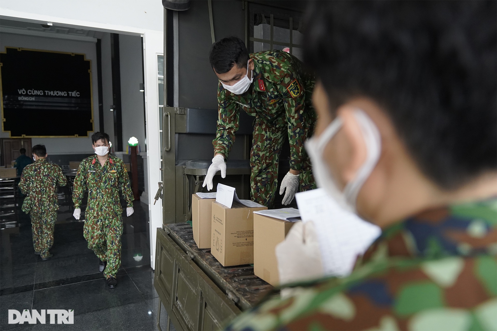 Hành trình bộ đội trao tro cốt về tận tay gia đình có người mất vì Covid-19 - 8