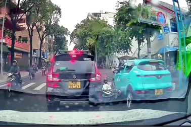 Ô tô ủi bay xe máy trong một tình huống giao thông thường gặp trong đô thị