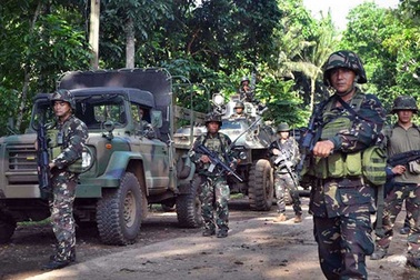 Quân đội truy tìm 6 thuyền viên Việt Nam bị tấn công