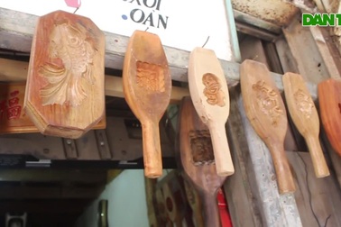 Phong cách bán hàng lạ kỳ của người thợ Hà thành đúc khuôn bánh trung thu