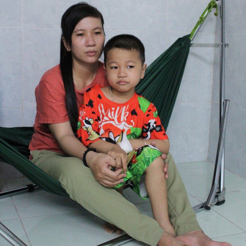 Mẹ đơn thân tuyệt vọng cầu xin bạn đọc Dân trí giúp cứu mạng con - 1 Mẹ đơn thân tuyệt vọng cầu xin bạn đọc Dân trí giúp cứu mạng con - 1