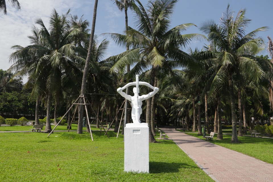 Hình ảnh tượng trong Công viên Thống Nhất lại được thay áo mới - 2 Hình ảnh tượng trong Công viên Thống Nhất lại được thay áo mới - 2